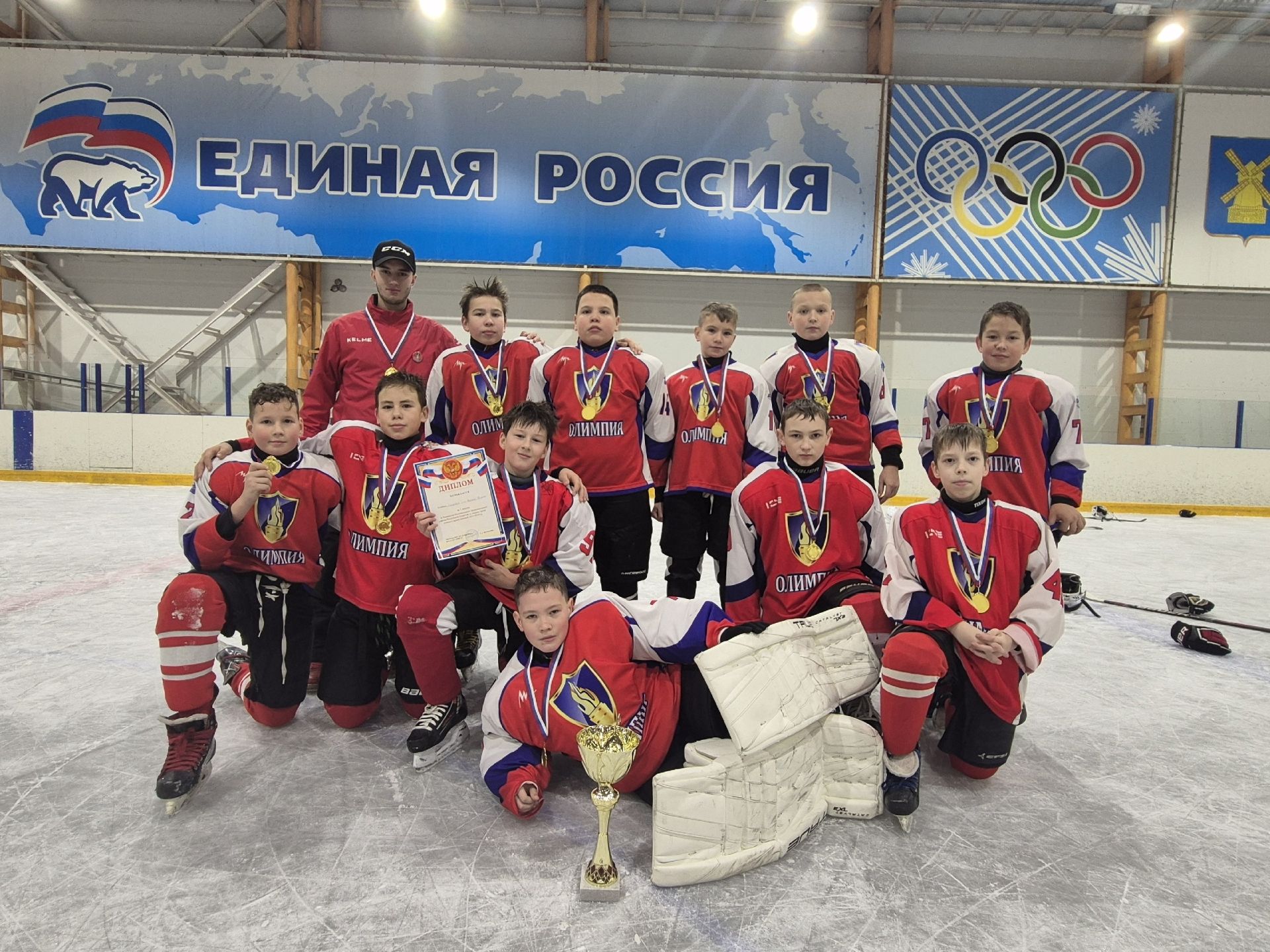 «Олимпия» на высоте: хоккеисты Камских Полян взяли золото районного первенства