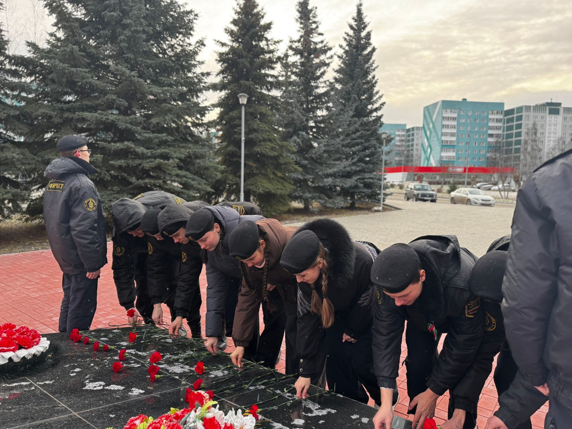 В Камских Полянах почтили память Героев России: активисты «Форпоста» возложили цветы к Монументу Победы