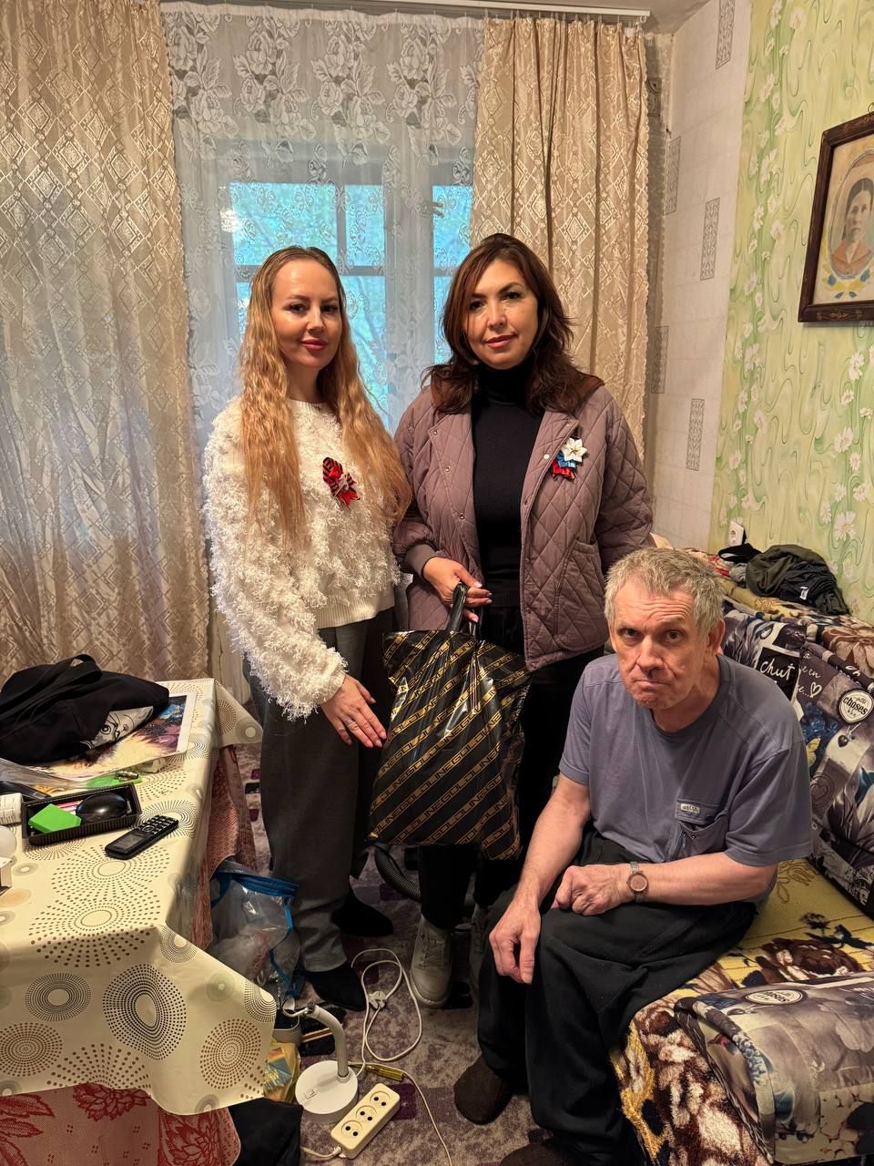 В честь праздника труженикам тыла и пожилым жителям Камских Полян вручили подарки