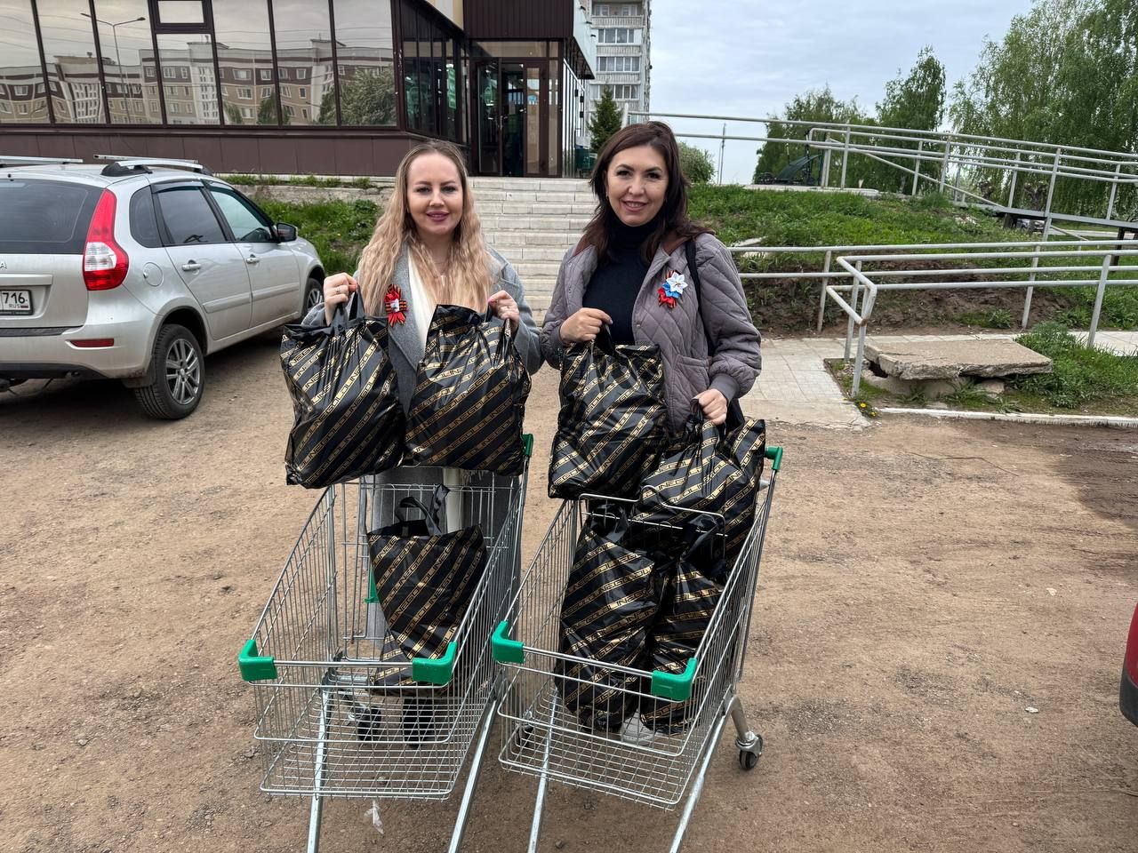 В честь праздника труженикам тыла и пожилым жителям Камских Полян вручили подарки