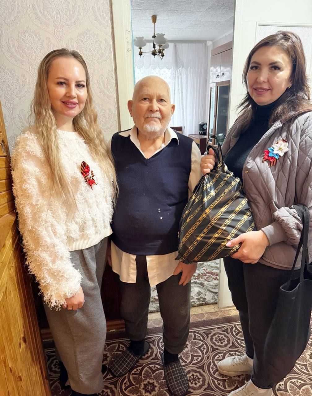 В честь праздника труженикам тыла и пожилым жителям Камских Полян вручили подарки