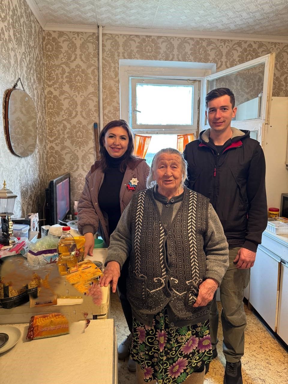 В честь праздника труженикам тыла и пожилым жителям Камских Полян вручили подарки