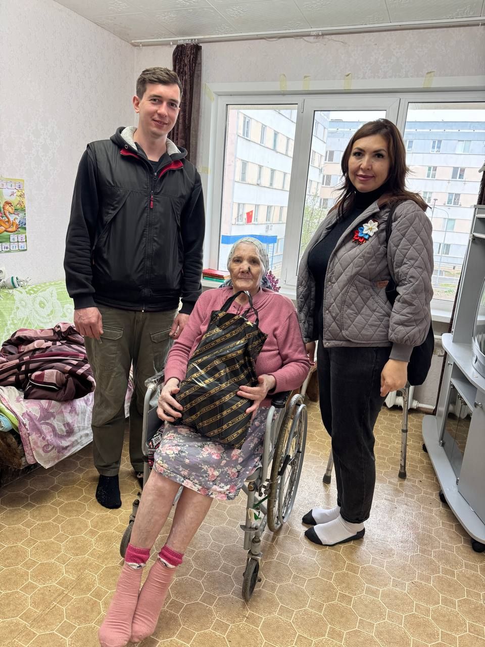 В честь праздника труженикам тыла и пожилым жителям Камских Полян вручили подарки