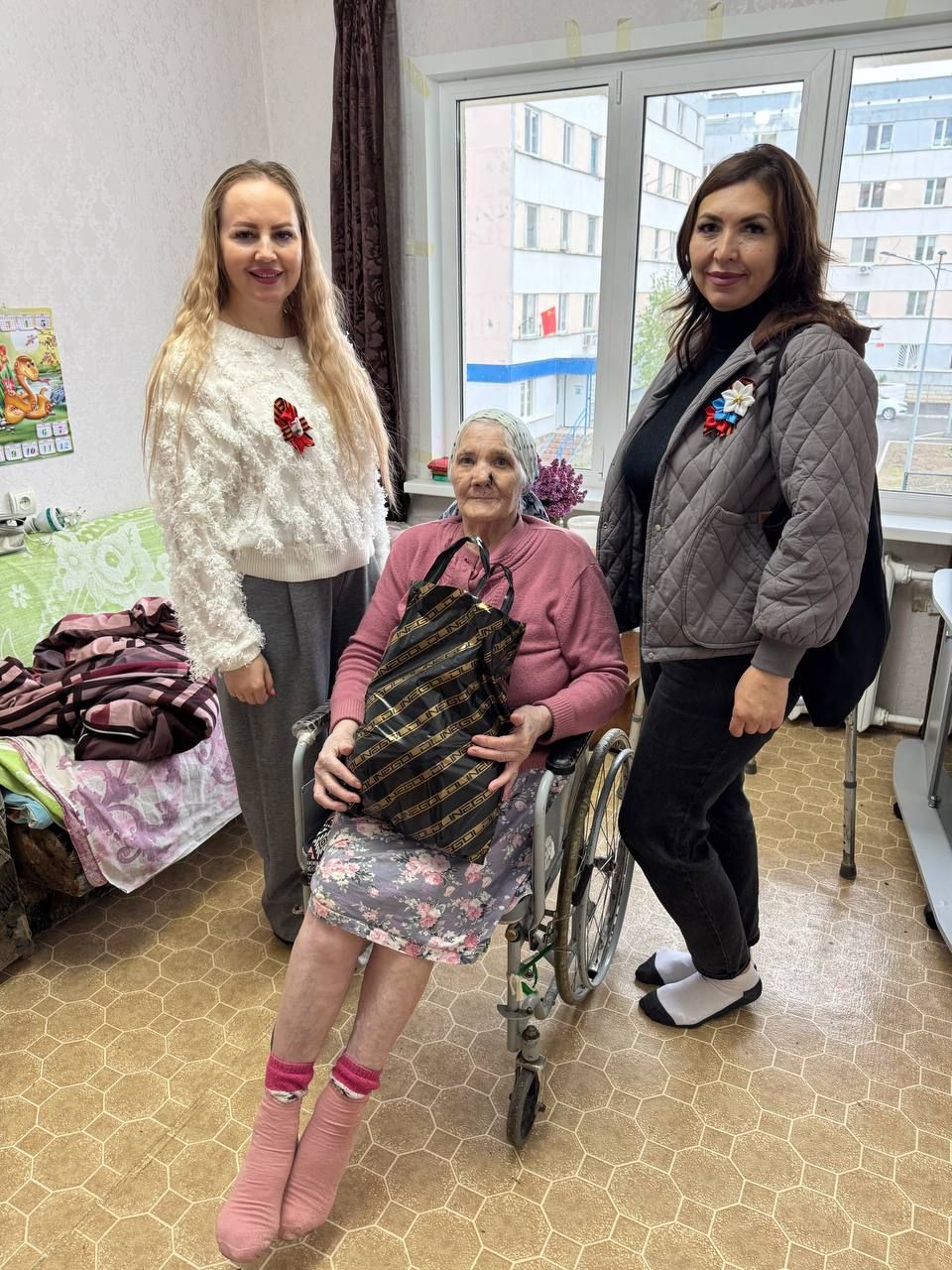 В честь праздника труженикам тыла и пожилым жителям Камских Полян вручили подарки