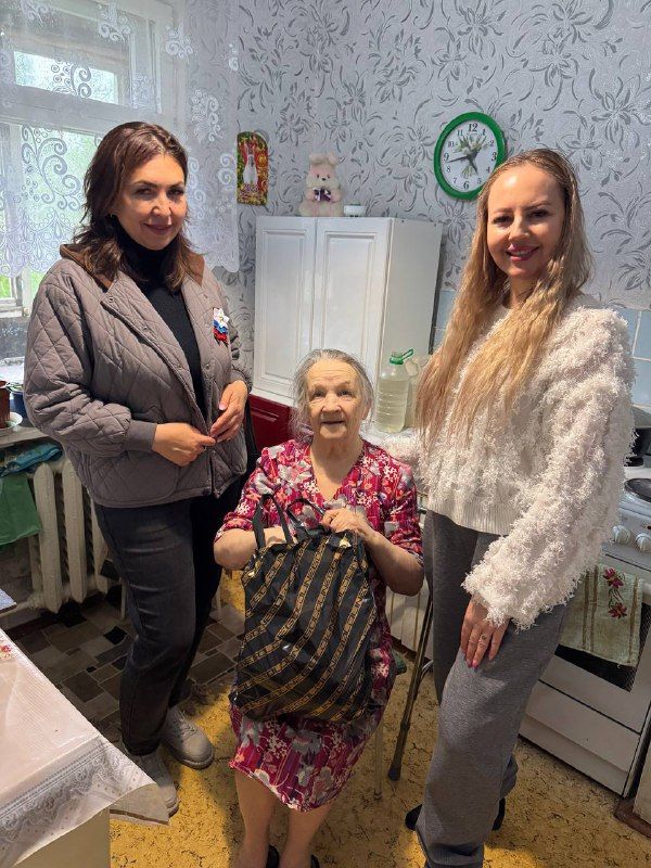 В честь праздника труженикам тыла и пожилым жителям Камских Полян вручили подарки