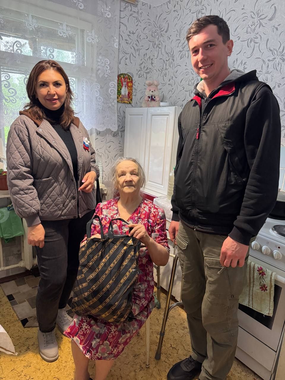 В честь праздника труженикам тыла и пожилым жителям Камских Полян вручили подарки