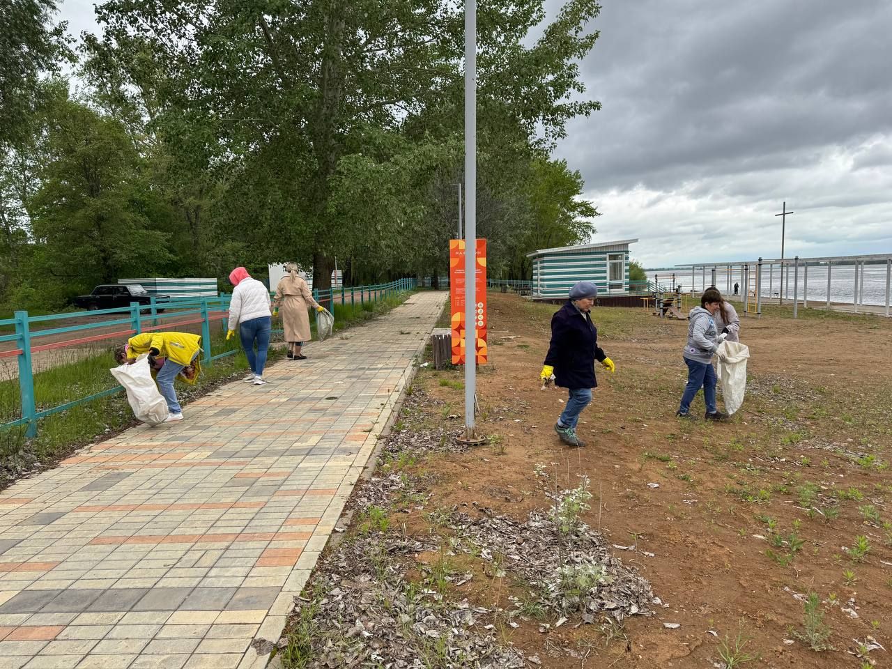 С малых рек начинаются великие дела«: сотрудники д/с «Солнышко» очистили берег Камы