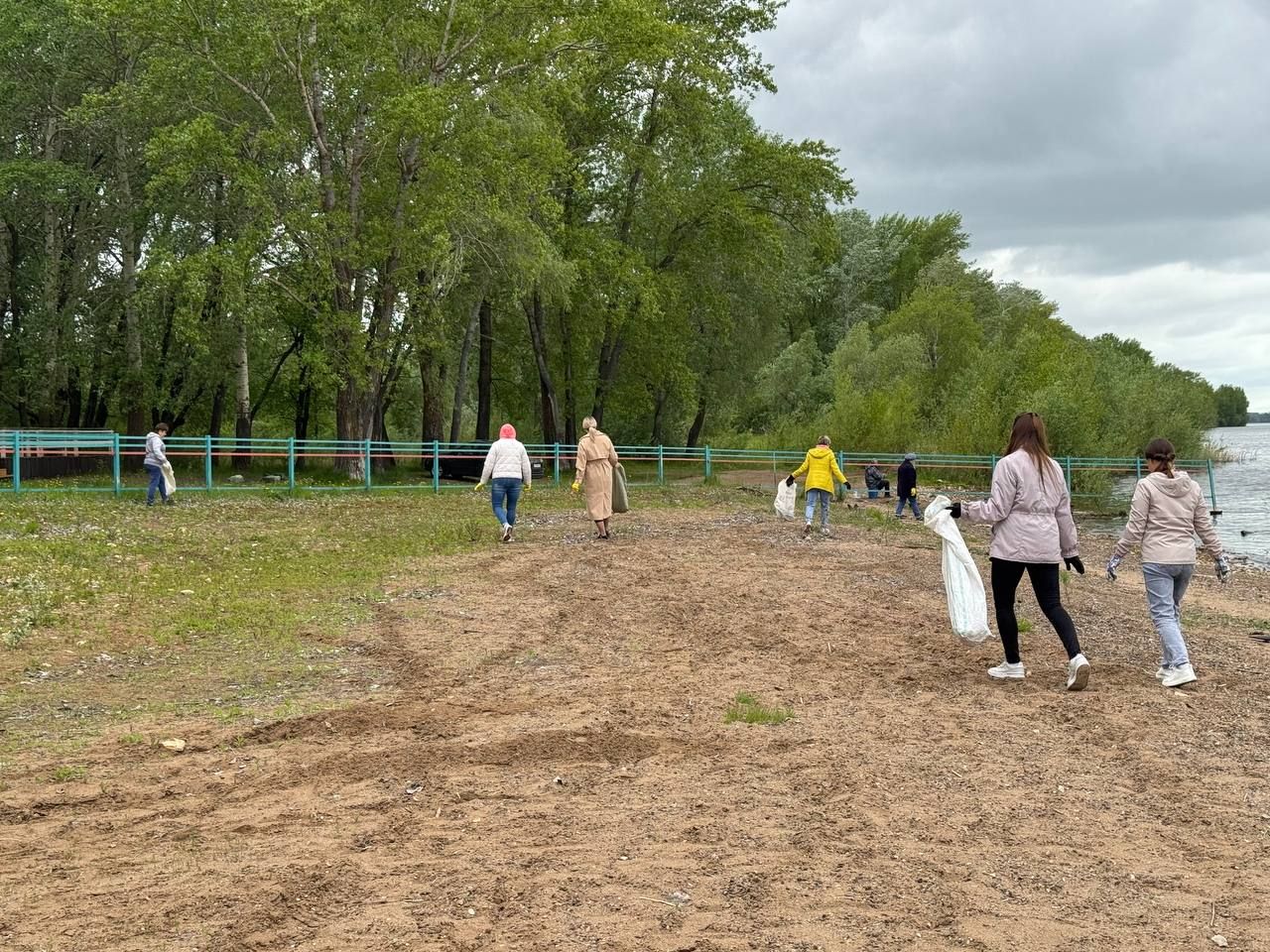 С малых рек начинаются великие дела«: сотрудники д/с «Солнышко» очистили берег Камы