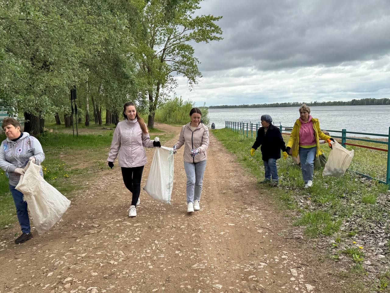 С малых рек начинаются великие дела«: сотрудники д/с «Солнышко» очистили берег Камы