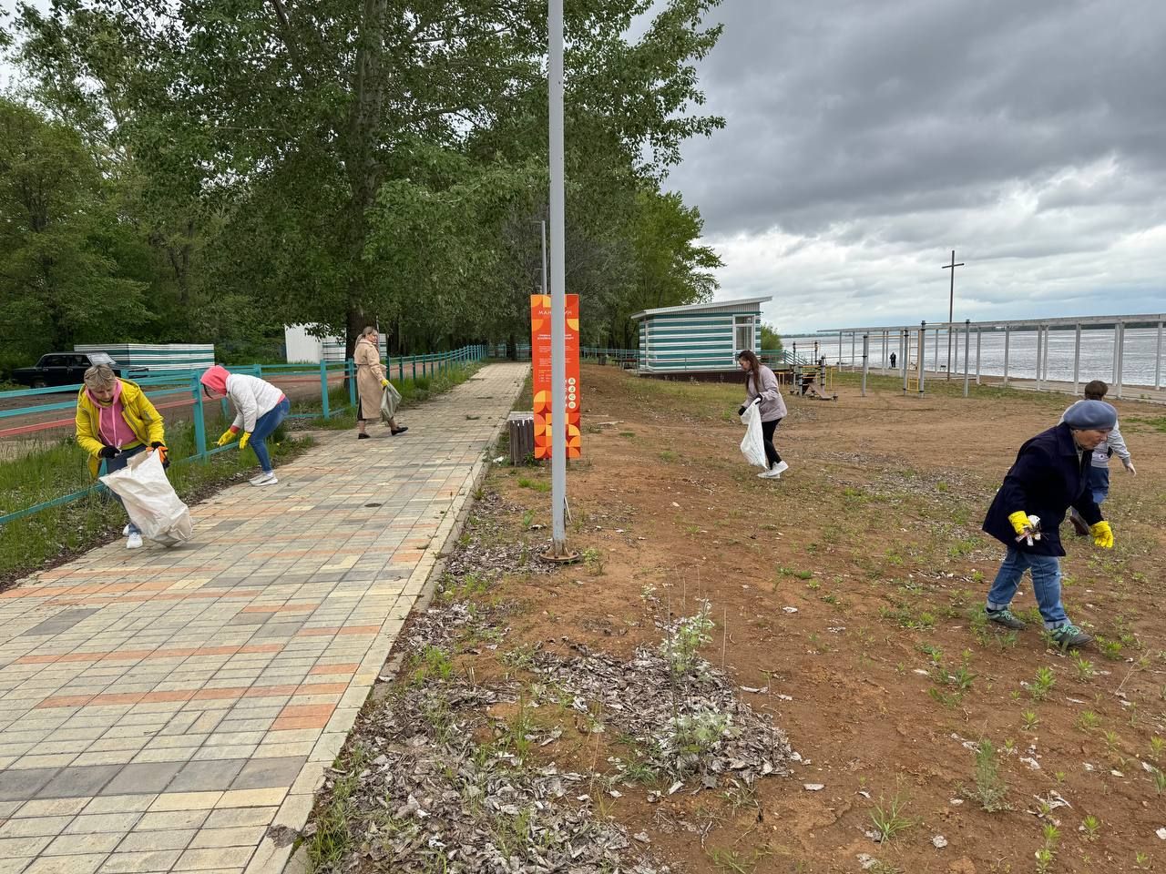 С малых рек начинаются великие дела«: сотрудники д/с «Солнышко» очистили берег Камы