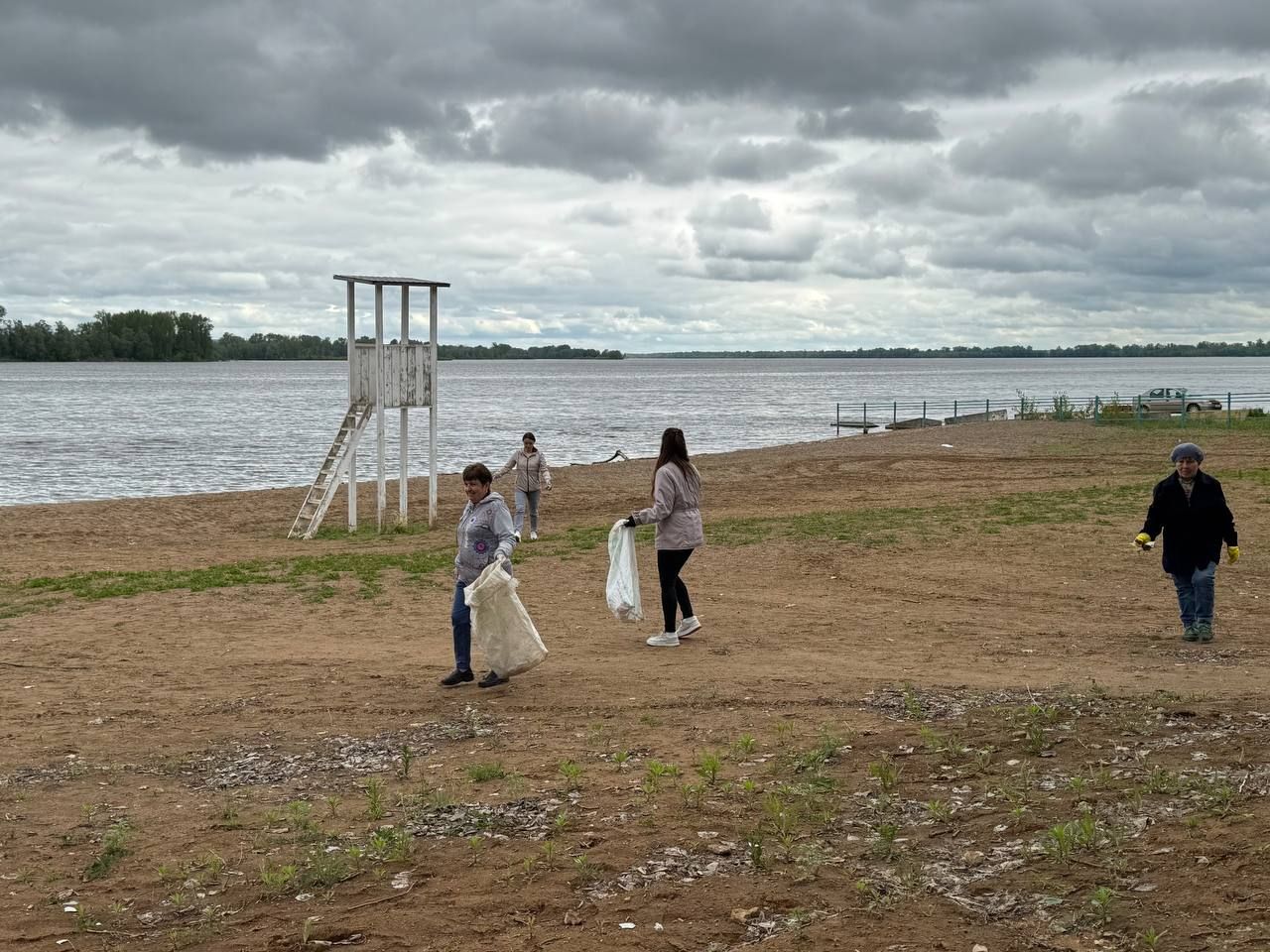 С малых рек начинаются великие дела«: сотрудники д/с «Солнышко» очистили берег Камы