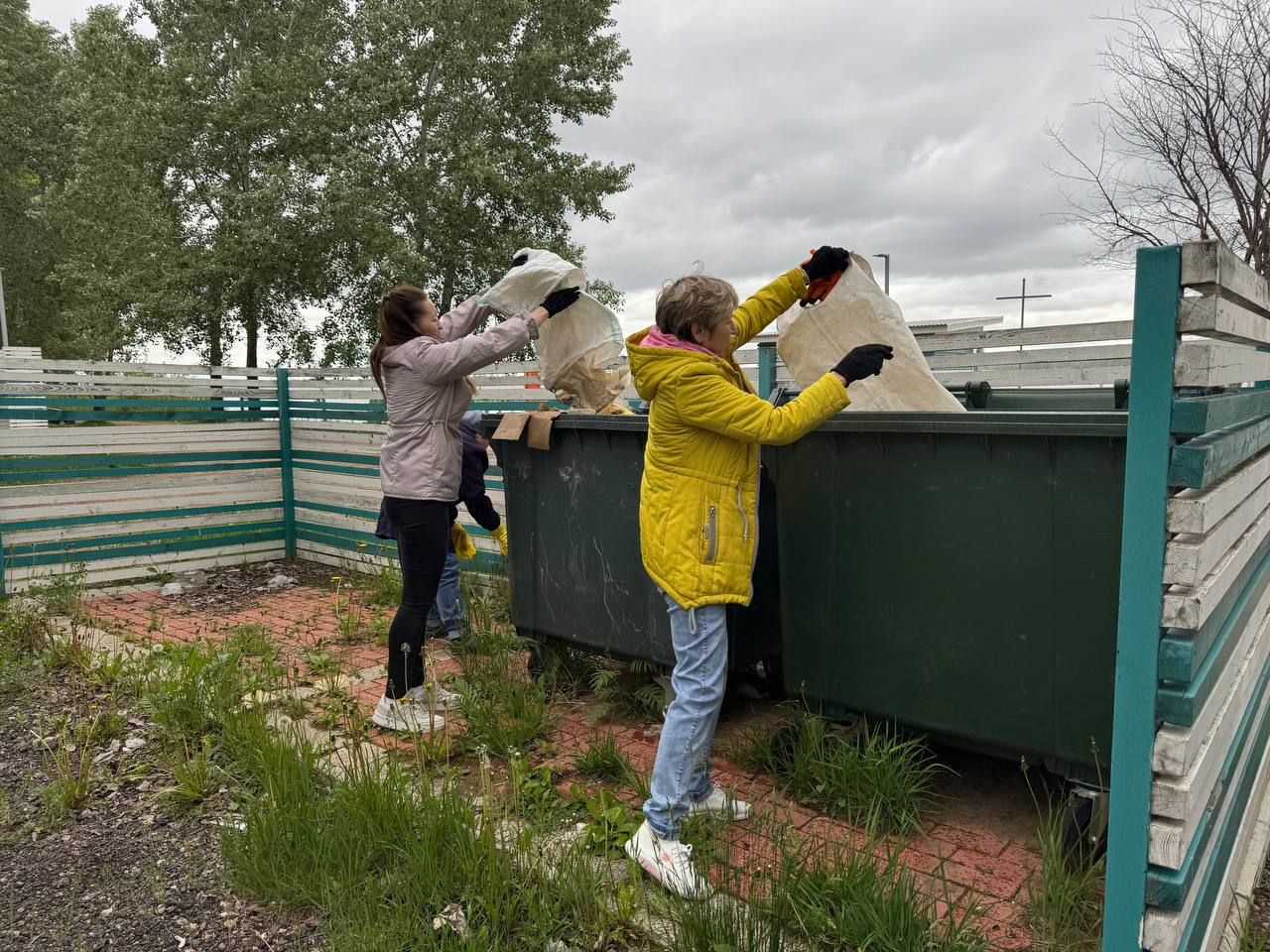 С малых рек начинаются великие дела«: сотрудники д/с «Солнышко» очистили берег Камы