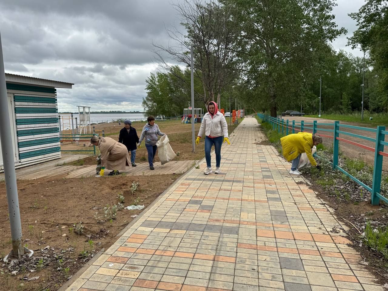 С малых рек начинаются великие дела«: сотрудники д/с «Солнышко» очистили берег Камы