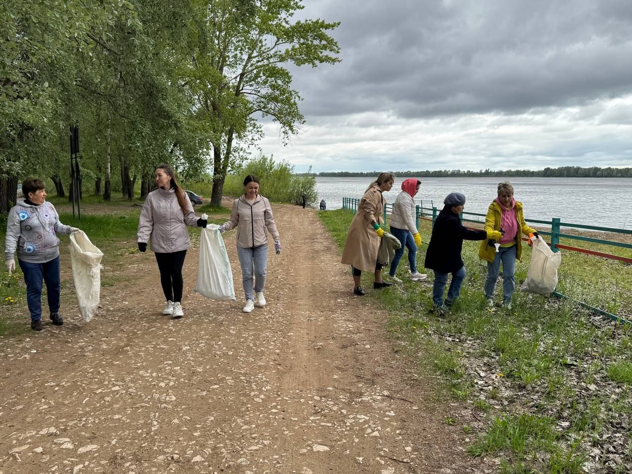 С малых рек начинаются великие дела«: сотрудники д/с «Солнышко» очистили берег Камы