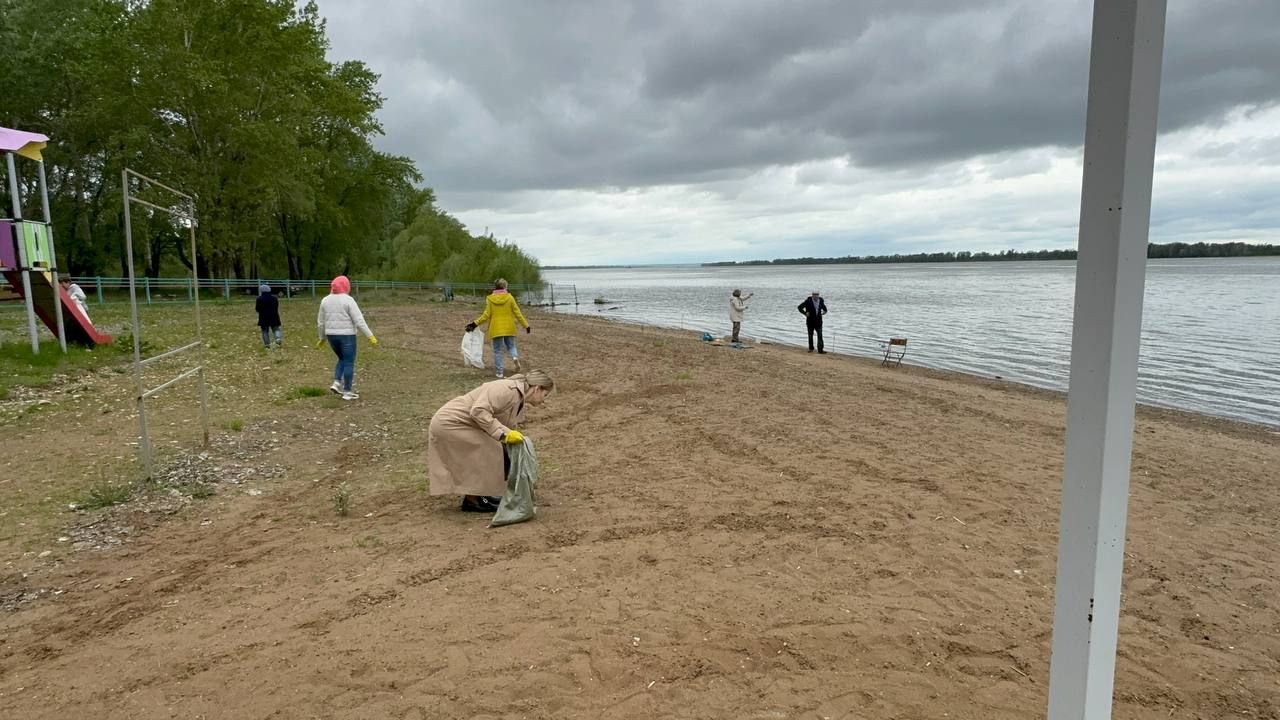 С малых рек начинаются великие дела«: сотрудники д/с «Солнышко» очистили берег Камы