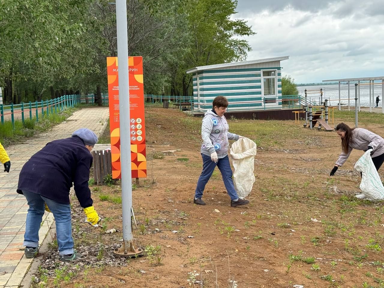 С малых рек начинаются великие дела«: сотрудники д/с «Солнышко» очистили берег Камы