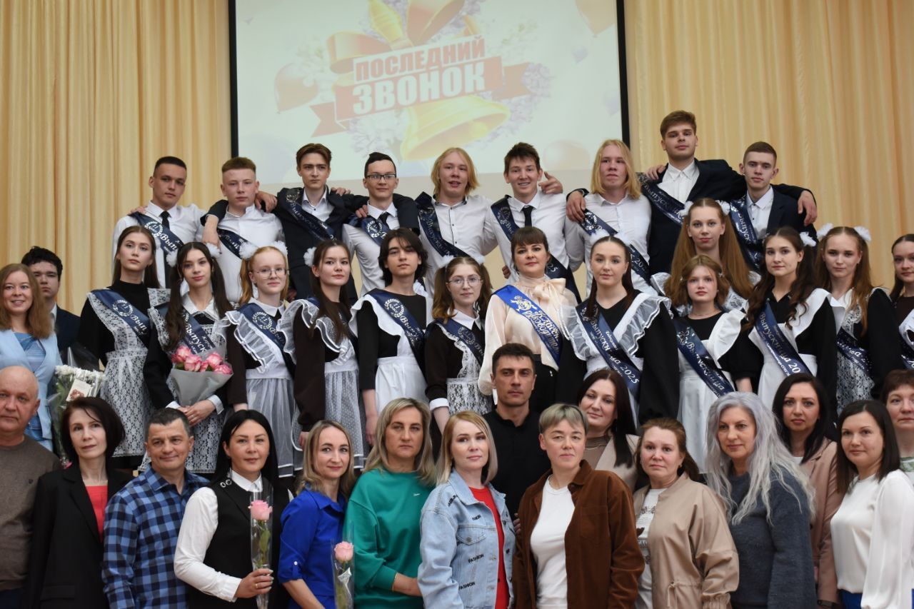 В добрый путь, выпускники! В школе № 1 Камских Полян прозвенел последний звонок
