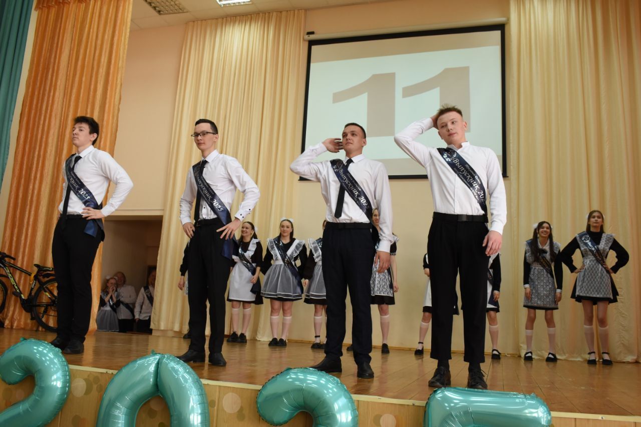 В добрый путь, выпускники! В школе № 1 Камских Полян прозвенел последний звонок