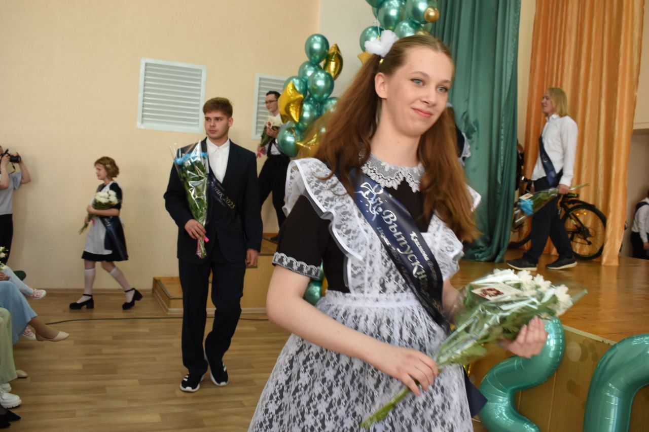 В добрый путь, выпускники! В школе № 1 Камских Полян прозвенел последний звонок