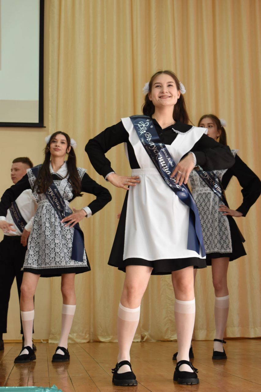 В добрый путь, выпускники! В школе № 1 Камских Полян прозвенел последний звонок