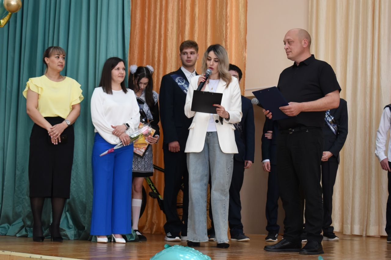 В добрый путь, выпускники! В школе № 1 Камских Полян прозвенел последний звонок