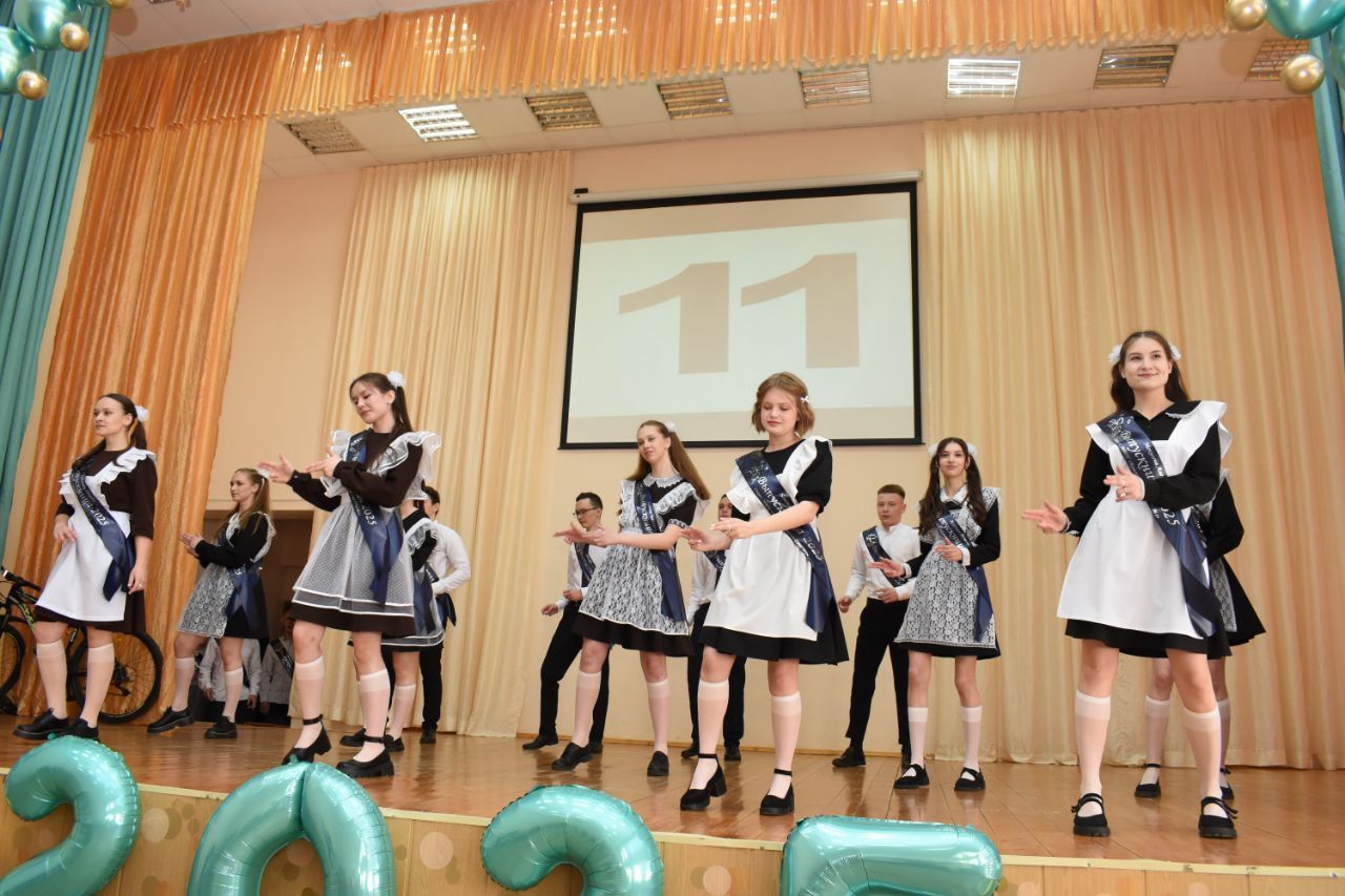 В добрый путь, выпускники! В школе № 1 Камских Полян прозвенел последний звонок