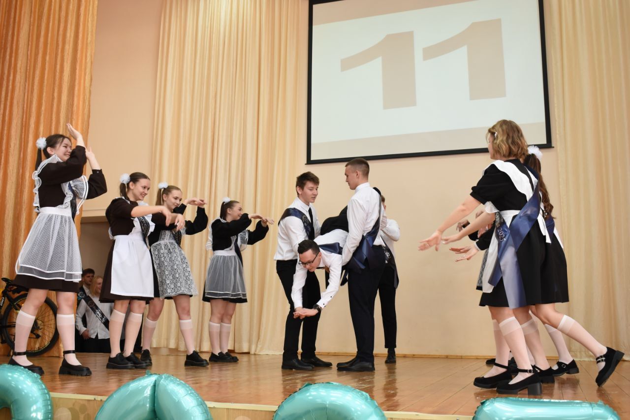 В добрый путь, выпускники! В школе № 1 Камских Полян прозвенел последний звонок