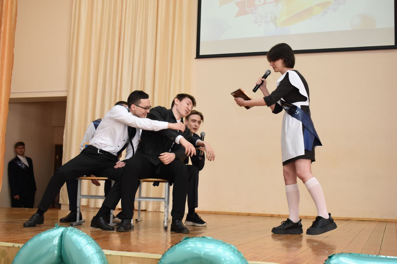 В добрый путь, выпускники! В школе № 1 Камских Полян прозвенел последний звонок