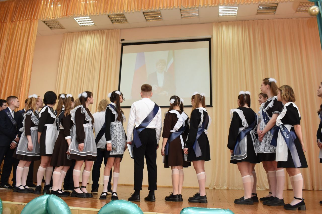 В добрый путь, выпускники! В школе № 1 Камских Полян прозвенел последний звонок