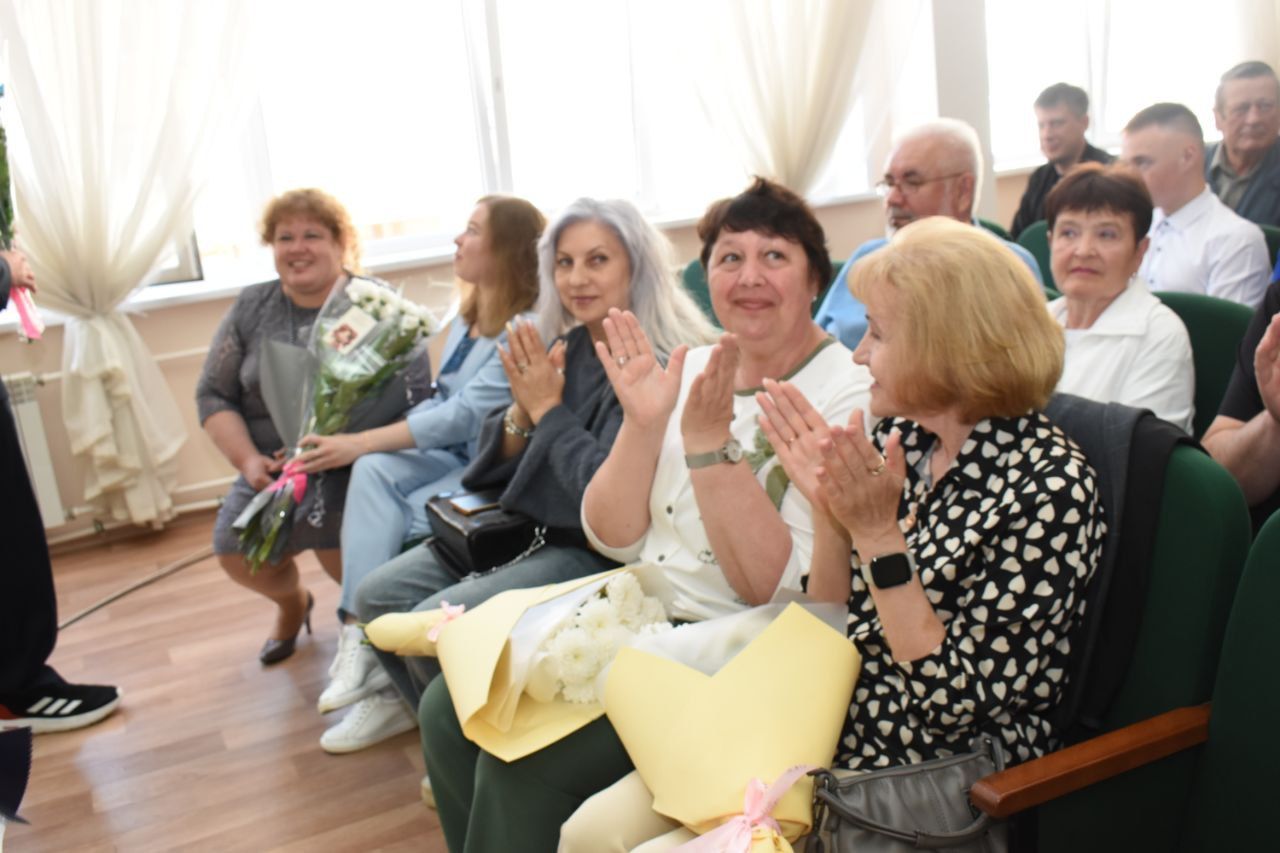 В добрый путь, выпускники! В школе № 1 Камских Полян прозвенел последний звонок