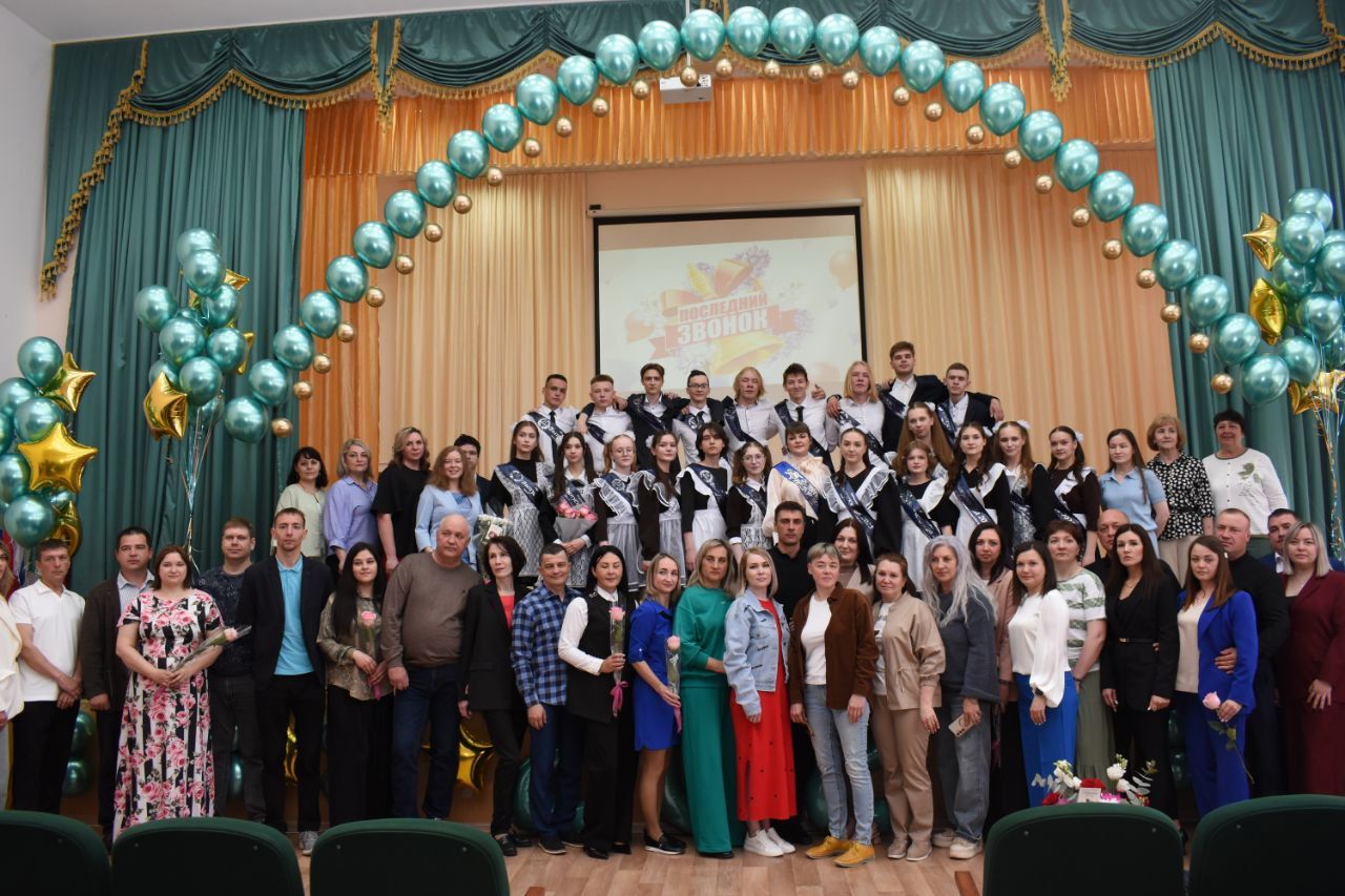 В добрый путь, выпускники! В школе № 1 Камских Полян прозвенел последний звонок