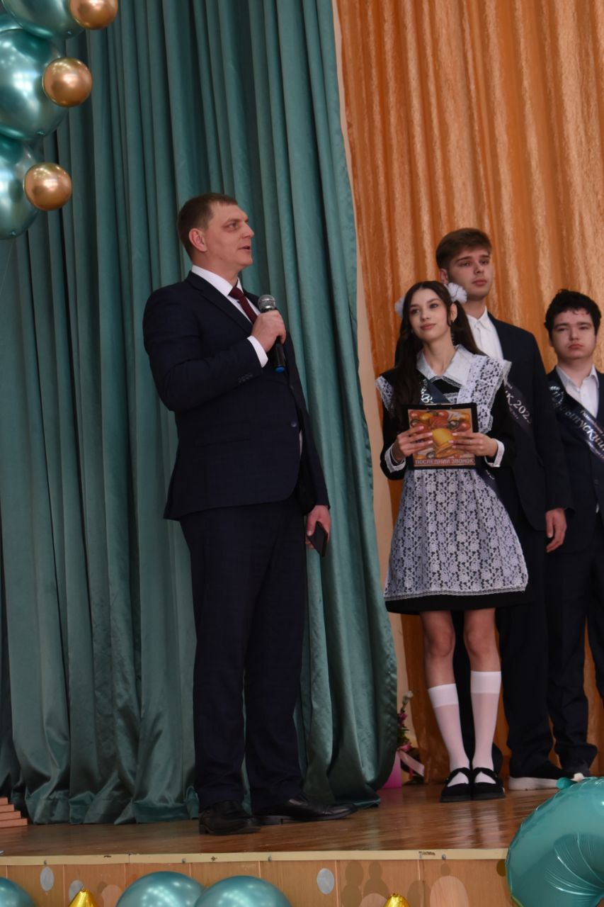 В добрый путь, выпускники! В школе № 1 Камских Полян прозвенел последний звонок