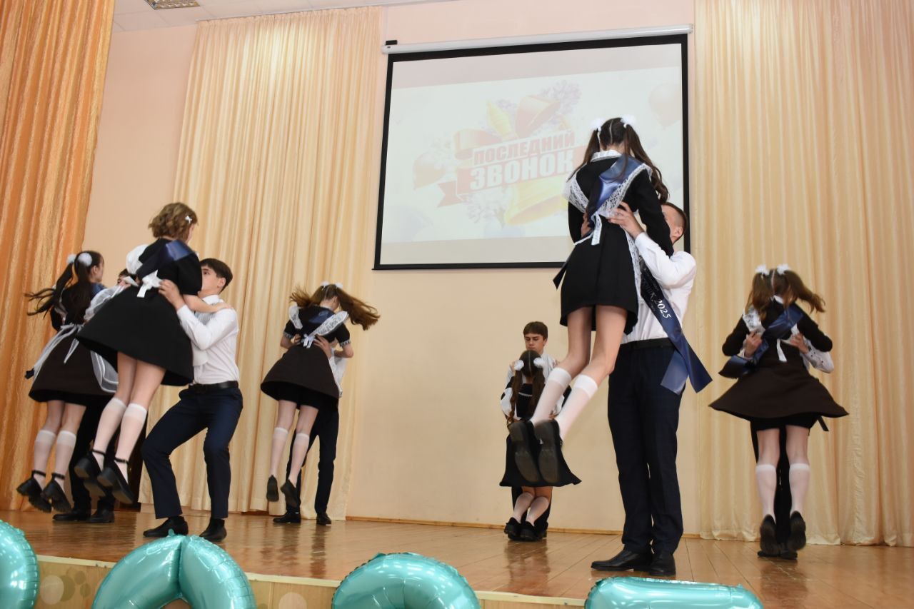 В добрый путь, выпускники! В школе № 1 Камских Полян прозвенел последний звонок