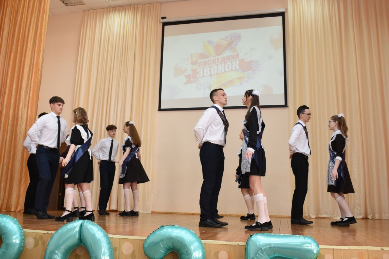 В добрый путь, выпускники! В школе № 1 Камских Полян прозвенел последний звонок