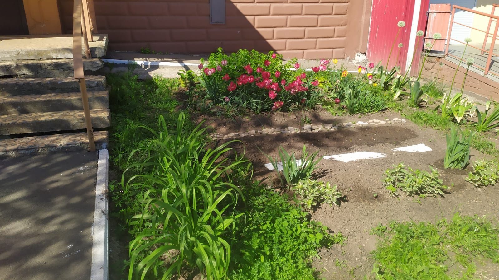 Камские Поляны расцветают: яркие клумбы и уютные дворики радуют жителей