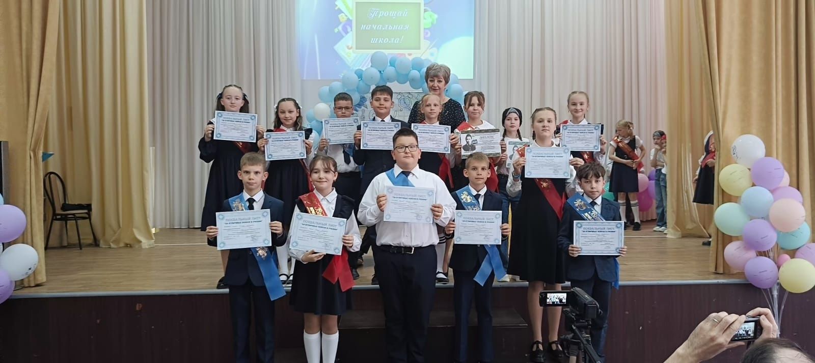 В школе №2 Камских Полян прошёл яркий выпускной для четвероклассников