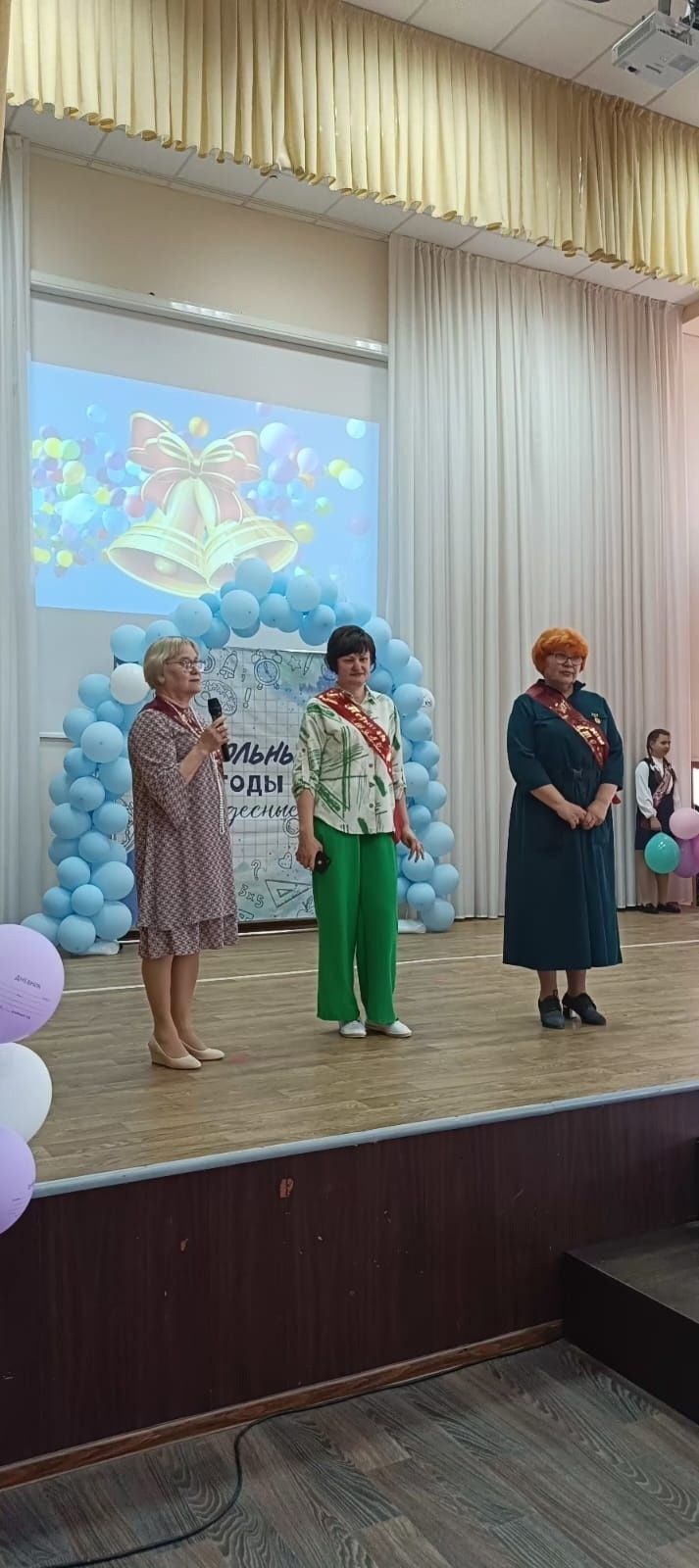 В школе №2 Камских Полян прошёл яркий выпускной для четвероклассников