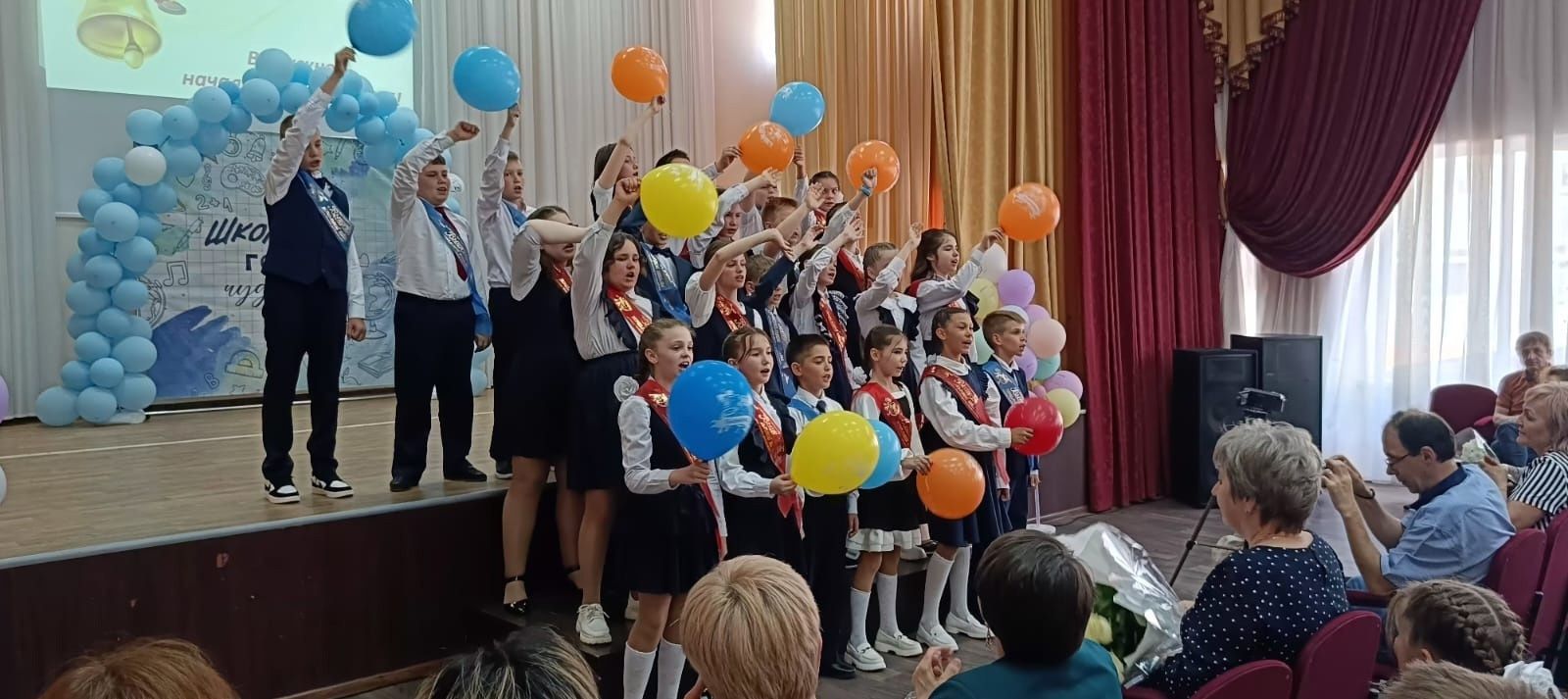 В школе №2 Камских Полян прошёл яркий выпускной для четвероклассников