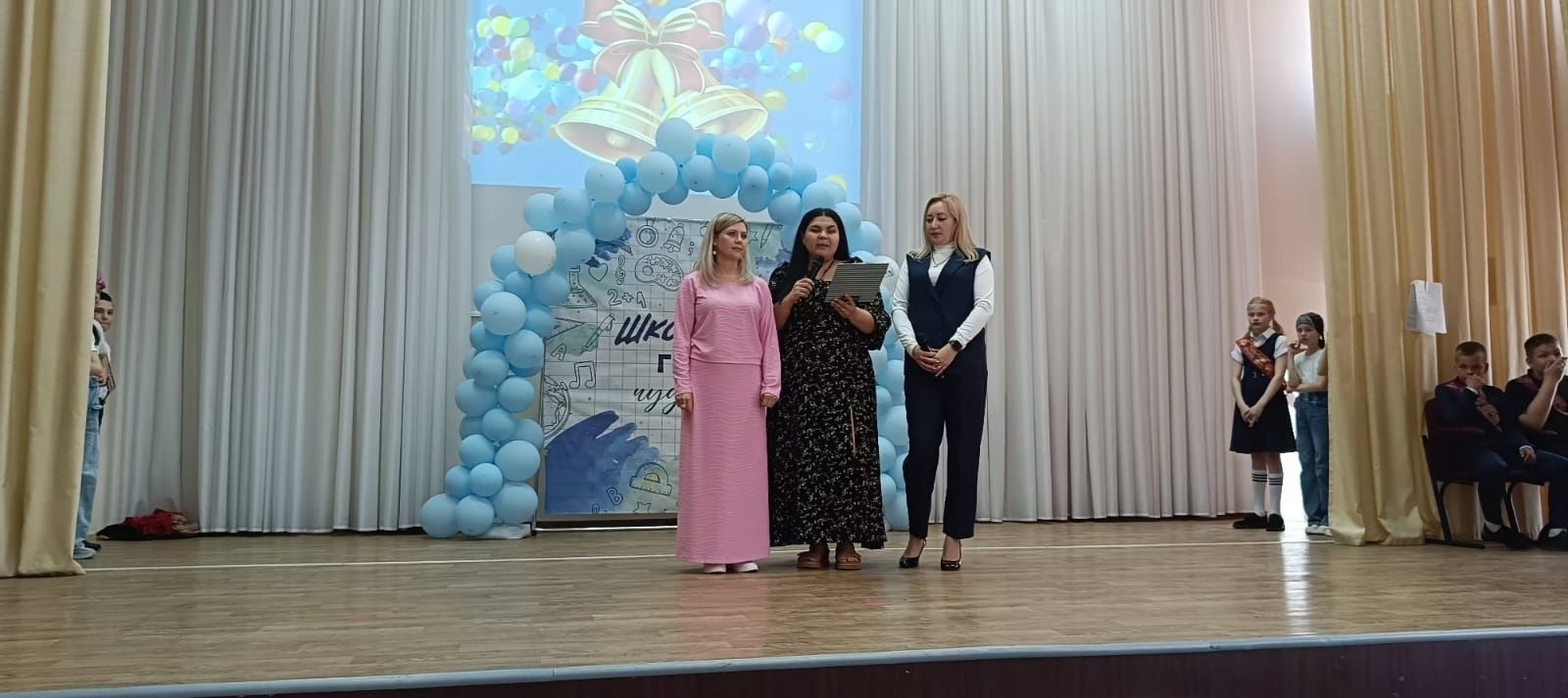 В школе №2 Камских Полян прошёл яркий выпускной для четвероклассников