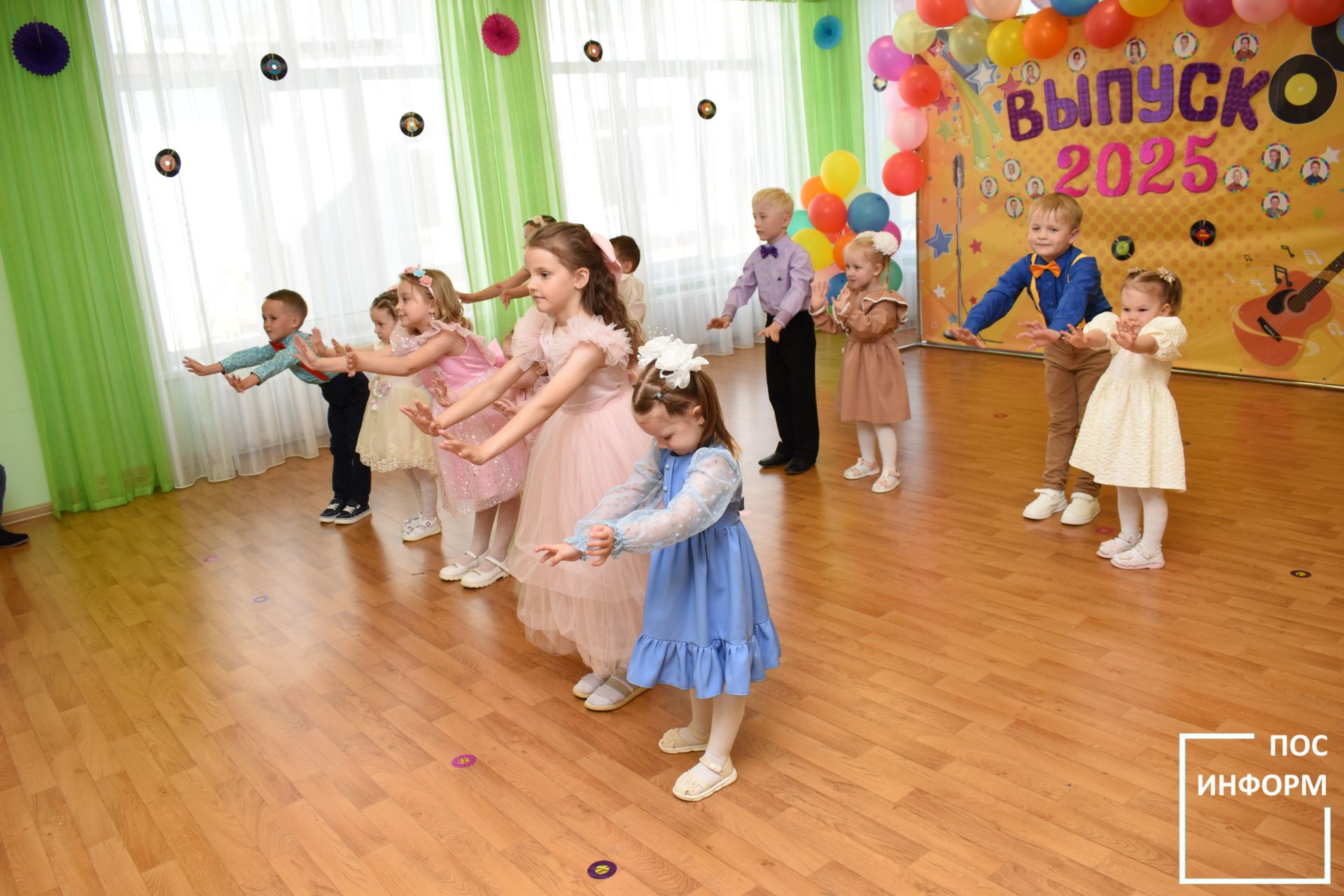 В детском саду «Огонек» Камских Полян начались выпускные утренники