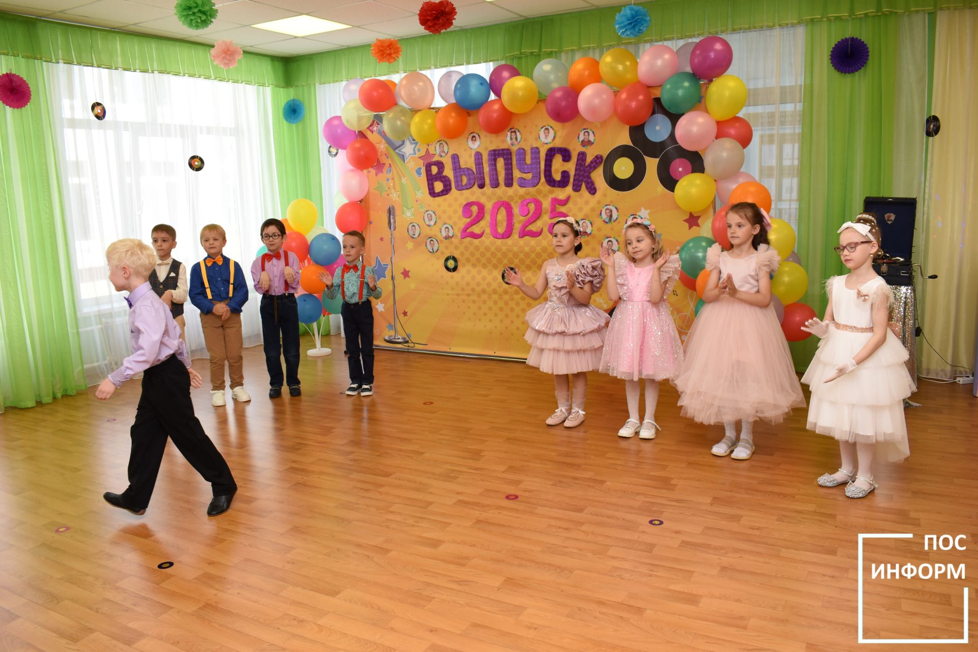 В детском саду «Огонек» Камских Полян начались выпускные утренники