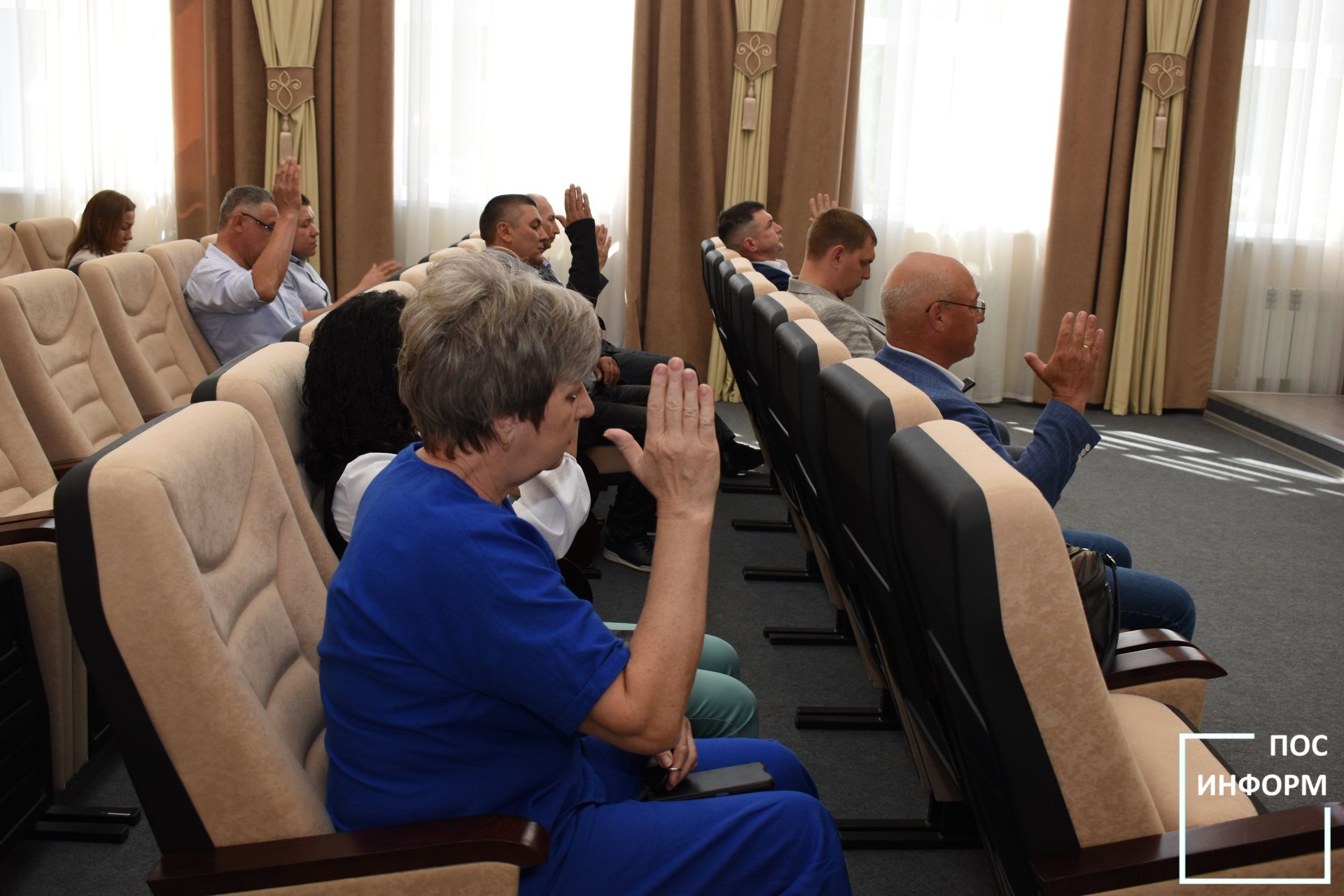 В исполнительном комитете Камских Полян прошла сессия совета депутатов