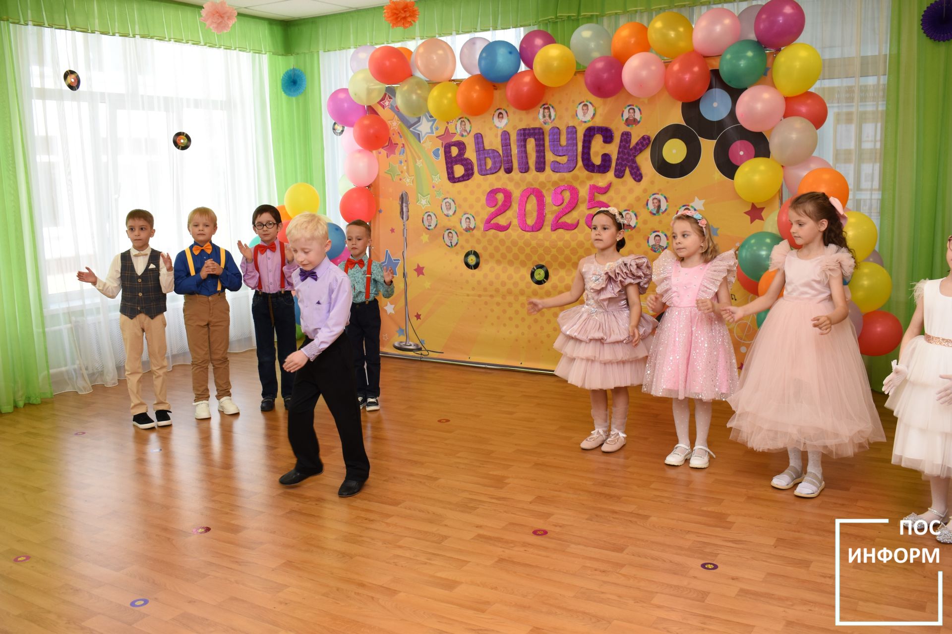 В детском саду «Огонек» Камских Полян начались выпускные утренники