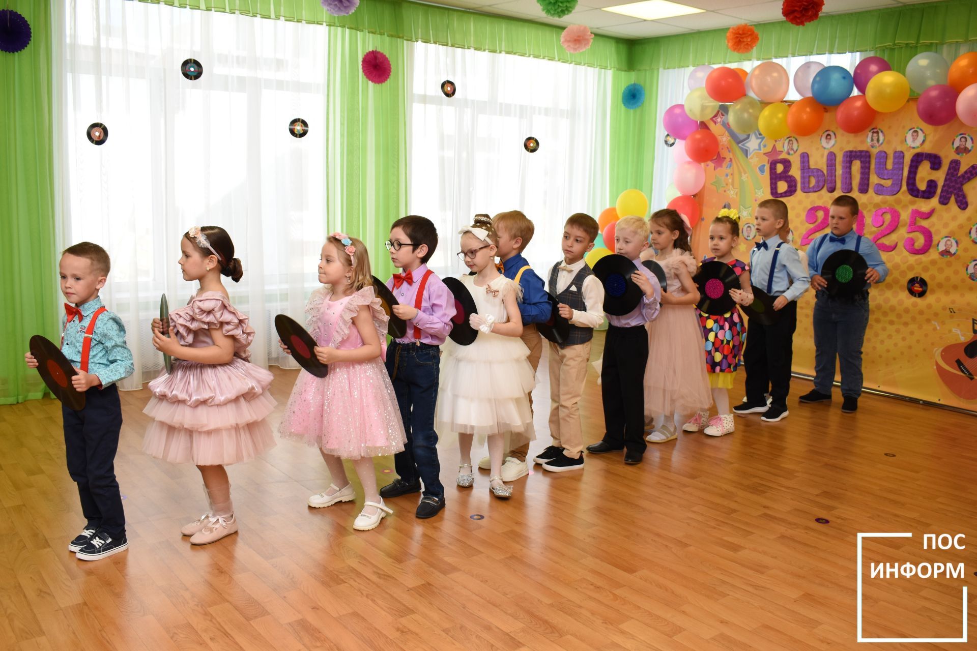 В детском саду «Огонек» Камских Полян начались выпускные утренники