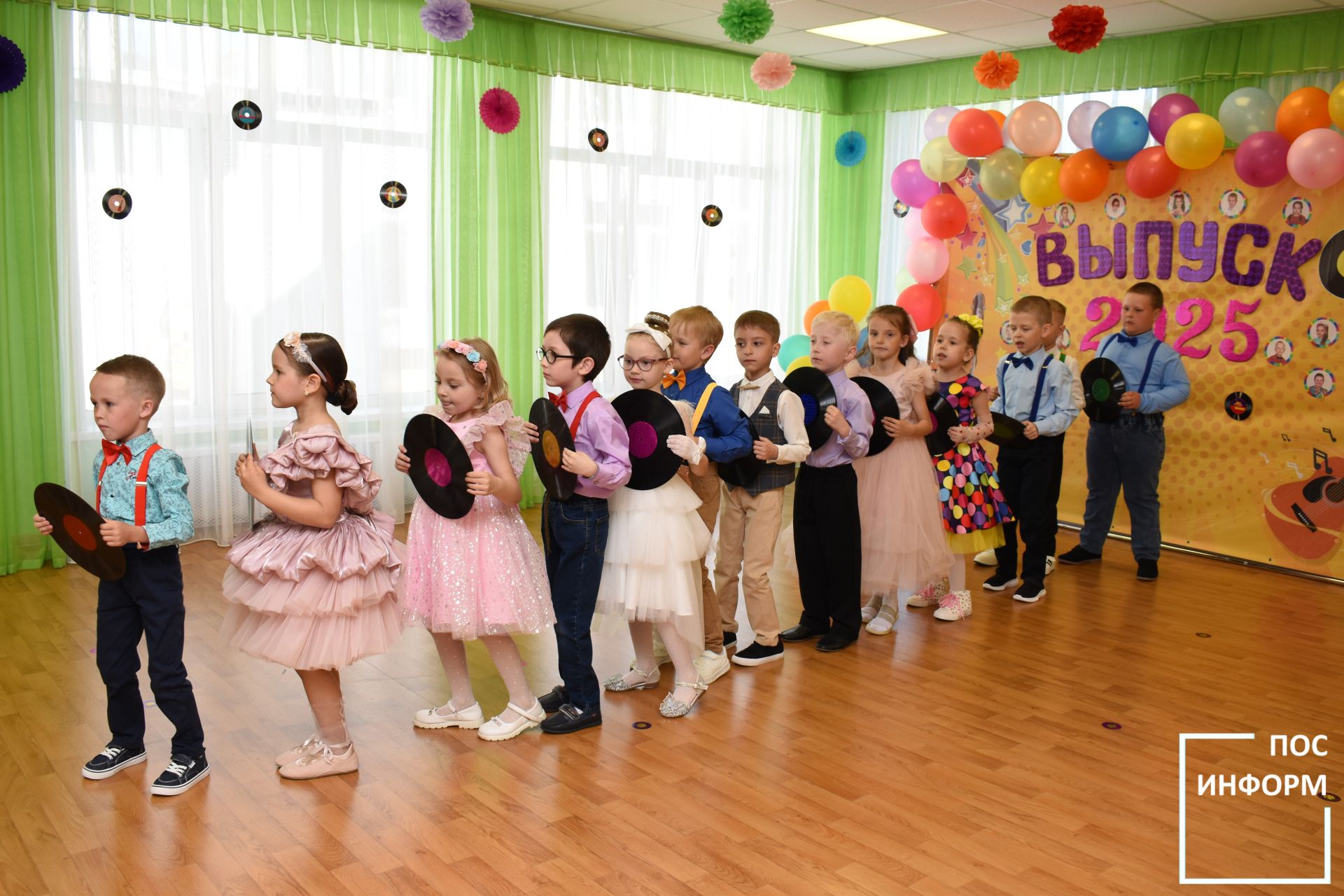 В детском саду «Огонек» Камских Полян начались выпускные утренники