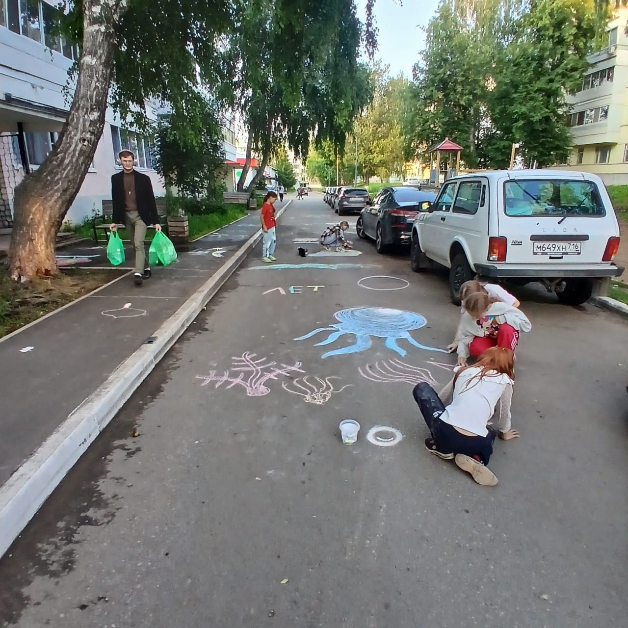 Дети Камских Полян рисуют добро: как мелки преображают планету