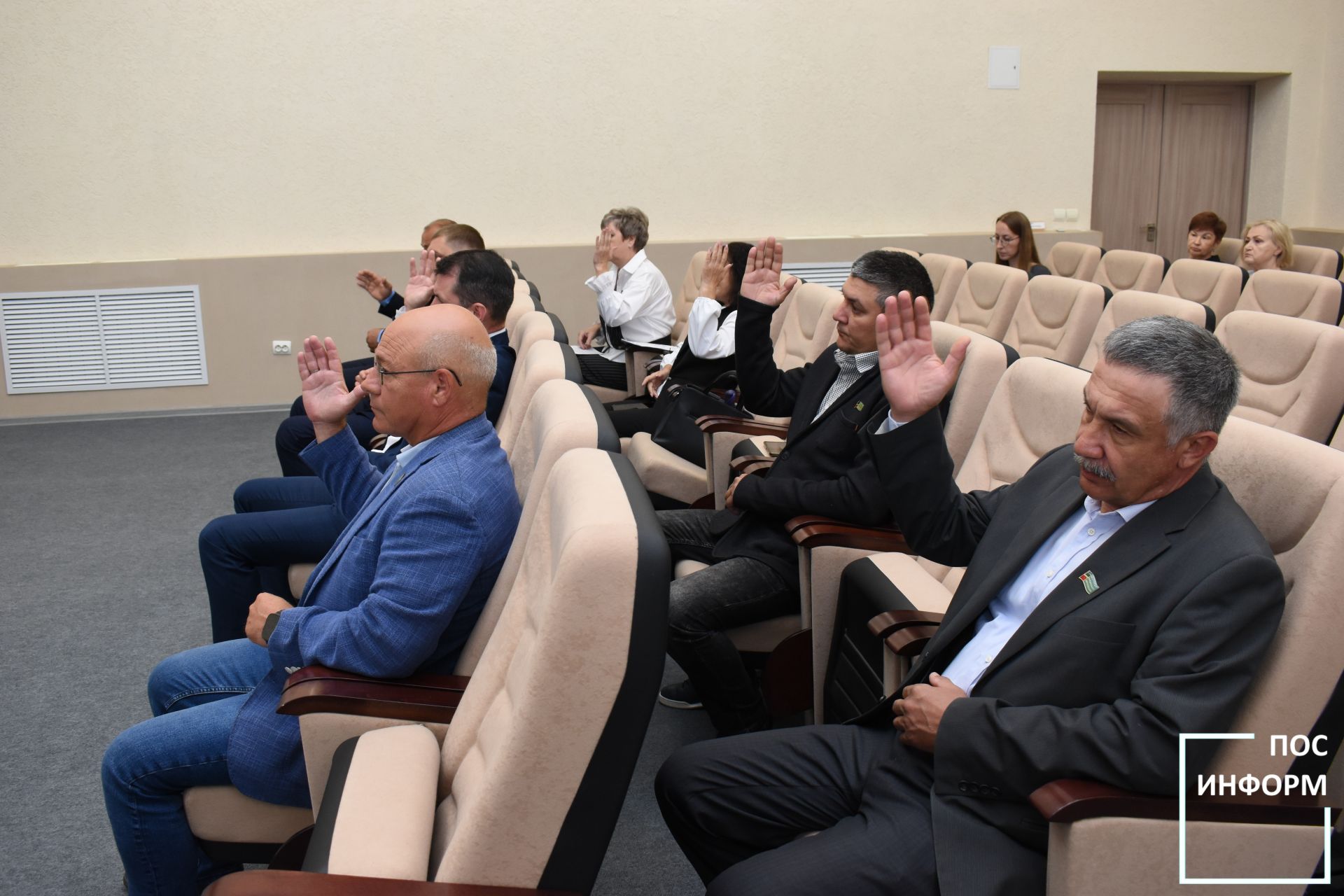 В администрации Камских Полян прошла сессия