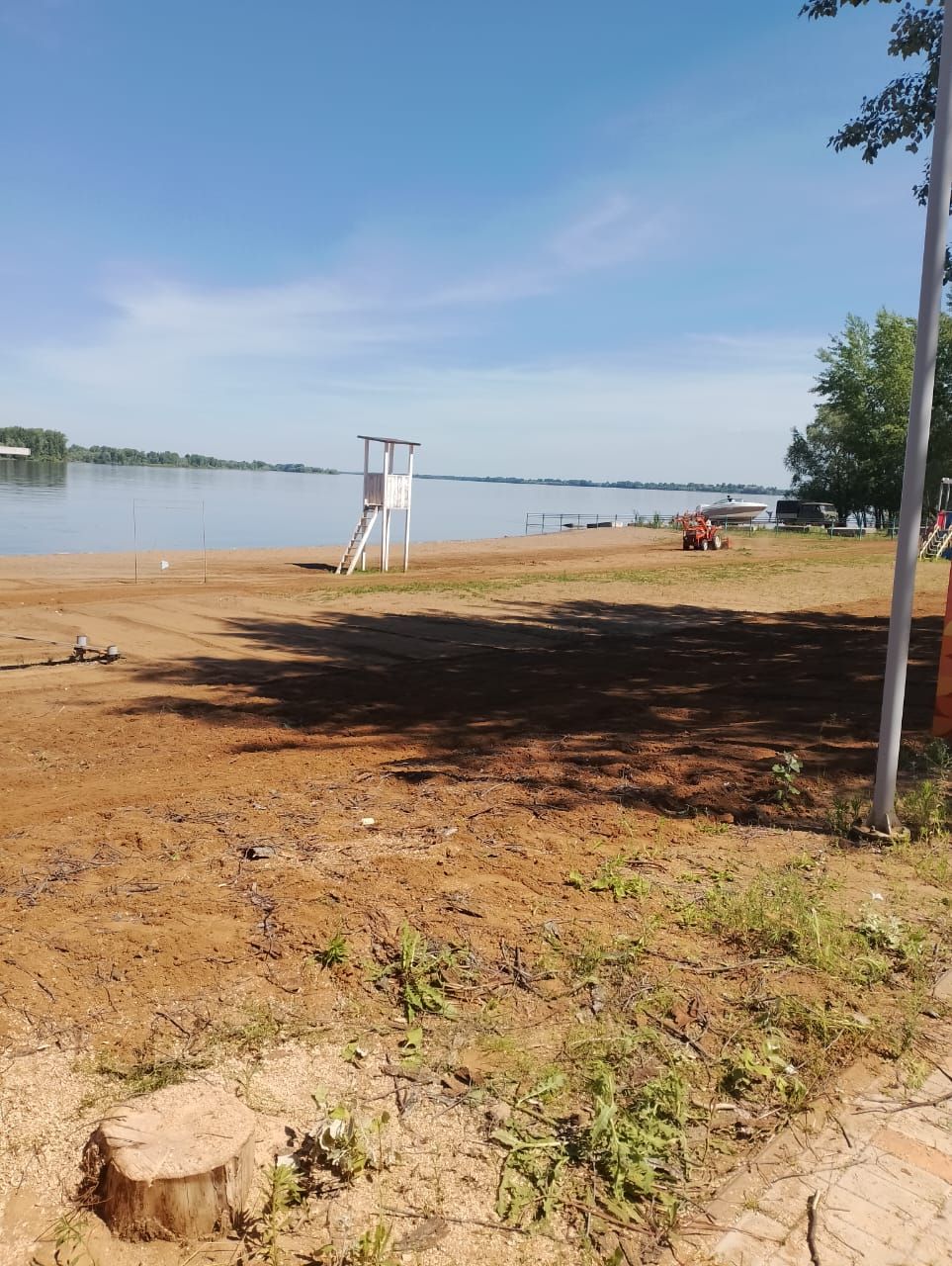 «Мандарин» — пляж Камских Полян снова чист и ухожен