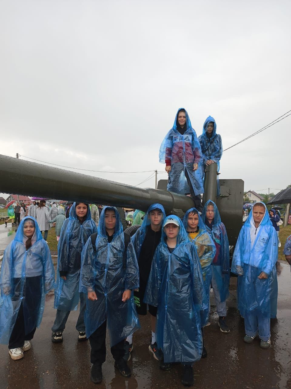 Юные участники пришкольного лагеря «Пчелка» школы №1 побывали на фестивале «Элбэдэн»