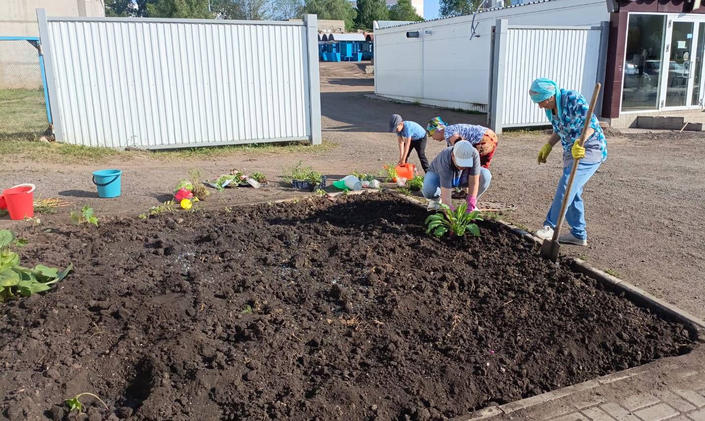 Жители Камских Полян преобразили центр посёлка